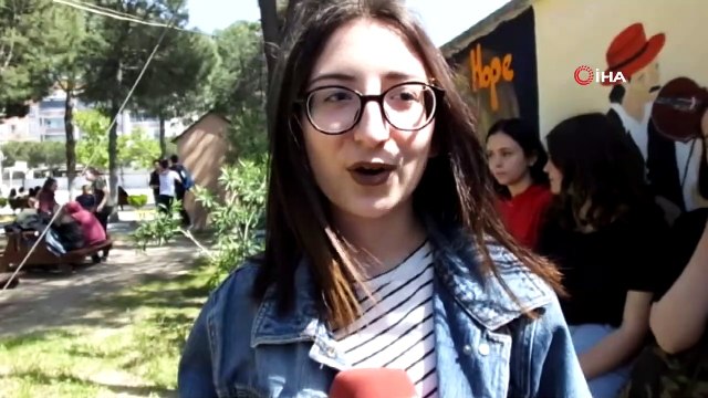 Öğrenciler sınav stresini okulun duvarlarına resim yaparak atıyor