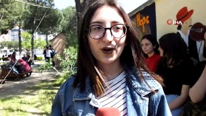 Öğrenciler sınav stresini okulun duvarlarına resim yaparak atıyor