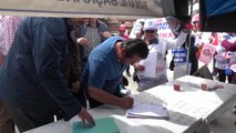 Bolu'da İşten Çıkarılan İşçiler Belediye Binasına Siyah Çelenk Bıraktı