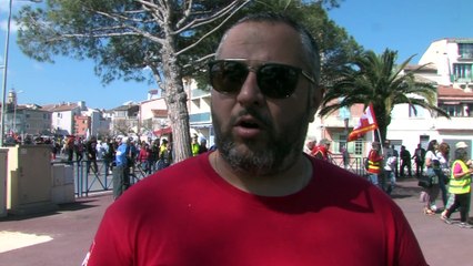Vague jaune et rouge pour le défilé du 1er mai à Martigues