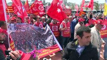 DİSK'e bağlı Nakliyat-İş Sendikası, Taksim Cumhuriyet Anıtı'na çelenk bıraktı - İSTANBUL