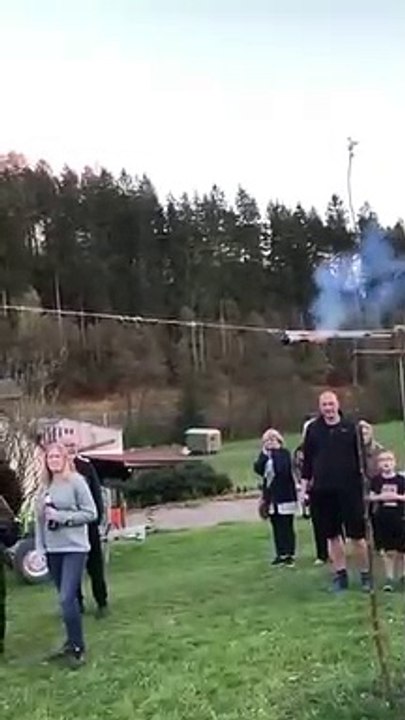 Ils déclenchent un énorme feu en propulsant une fusée de feu d'artifice à l'aide d'une tyrolienne