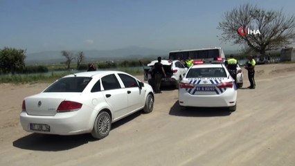 Kocasına kızdı, ilçeyi birbirine kattı...Sinirlendiği eşinin aracını alıp yolda bulunan araçlara çarparak polisi peşine takan kadın güçlükle yakalandı