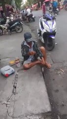 Fishing in the gutter gets a lot of fish .. !! Crazy ... !!