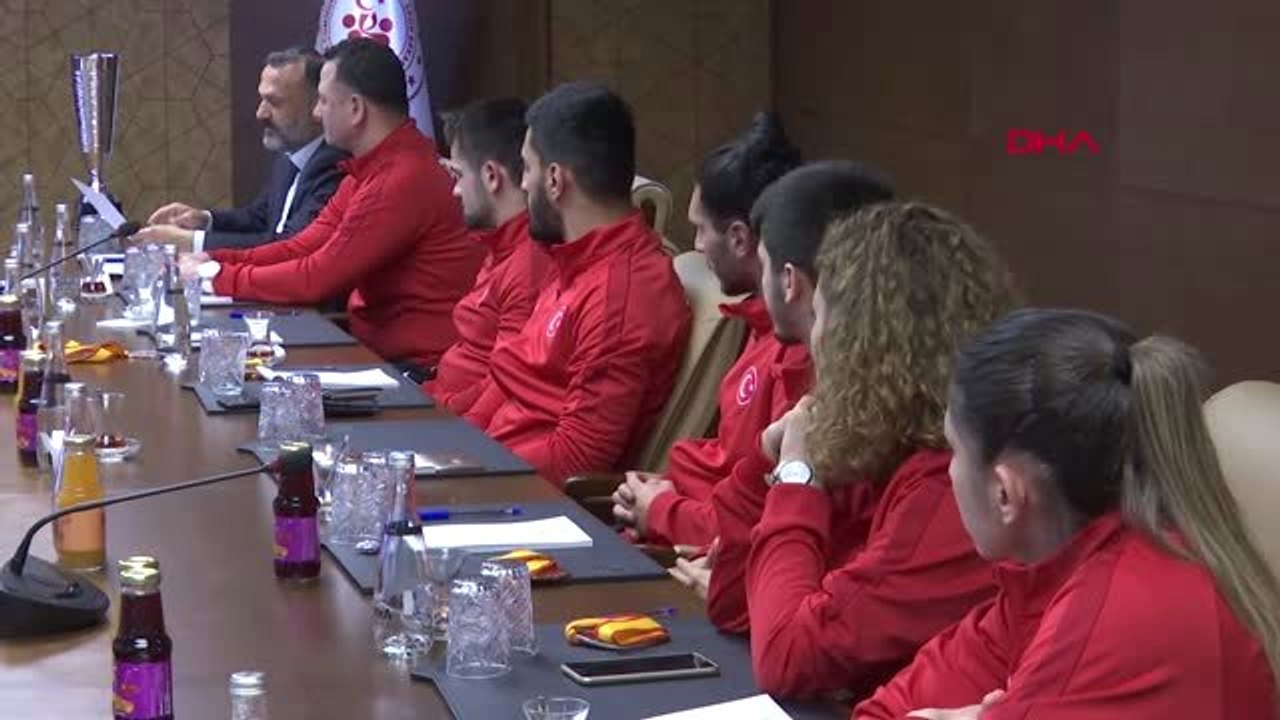 Spor Bakan Kasapoğlu, Milli Karatecilerle Bir Araya Geldi