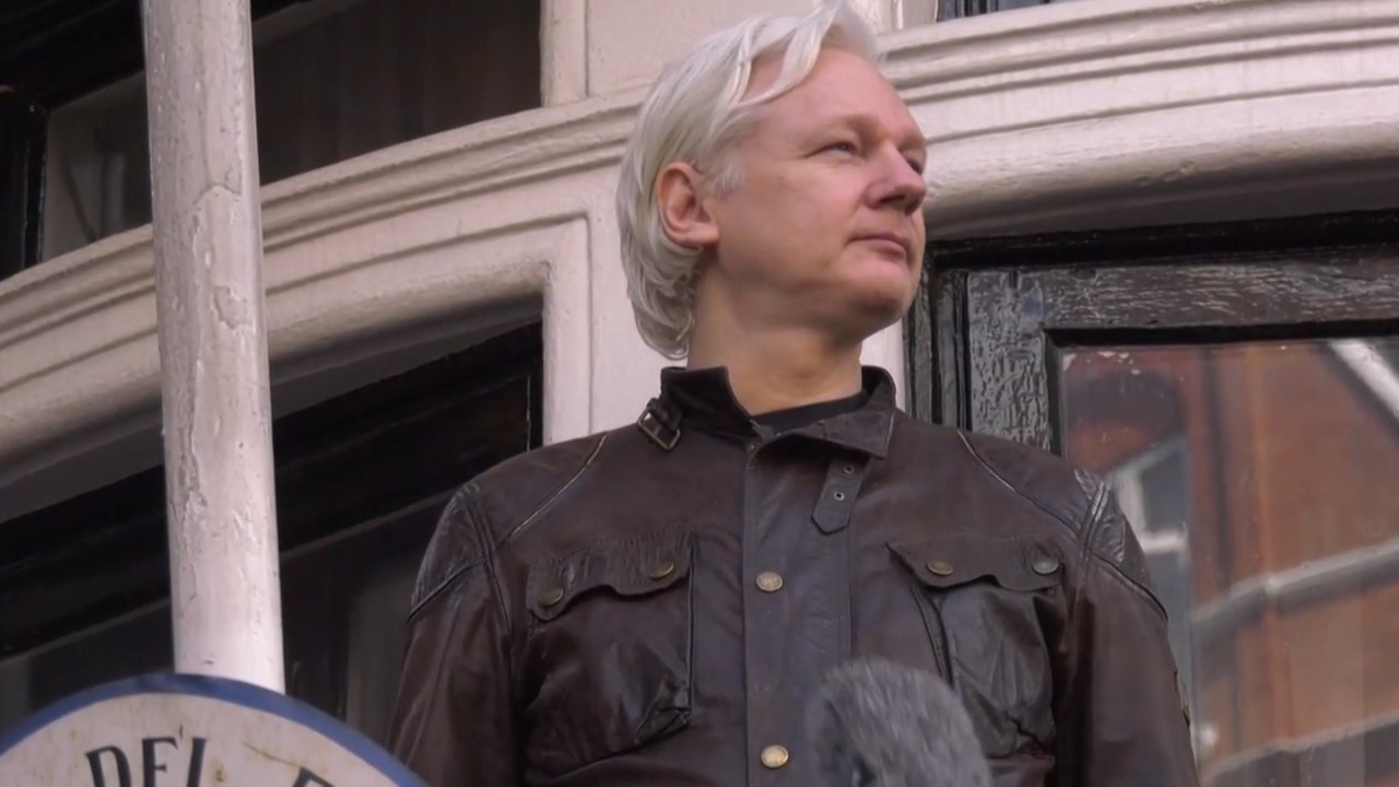 Assange, condenado a casi un año de cárcel por violar la libertad condicional
