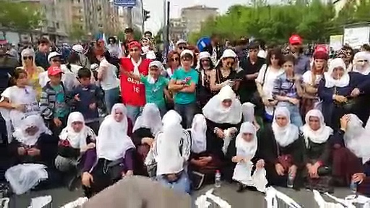 Barış Anneleri İnisiyatifi; çocukları açlık grevinde olan anneler; tülbent yasağını böyle protesto etti