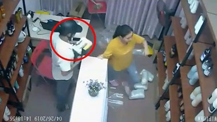 Trộm điện thoại ngay trước mặt mà không biết