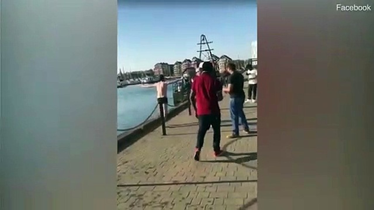 Biểu diễn nhảy xuống biển trước mặt bạn bè, chàng trai gặp sự cố ê chề