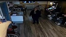 Una mujer roba de un bolso el dinero para pagar el alquiler de un bar