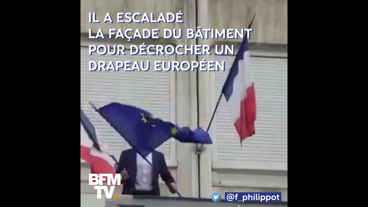 Florian Philippot décroche un drapeau européen du centre des impôts de Forbach