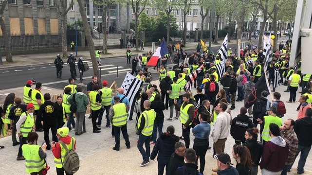 Les Gilets jaunes devant le commissariat de Lorient