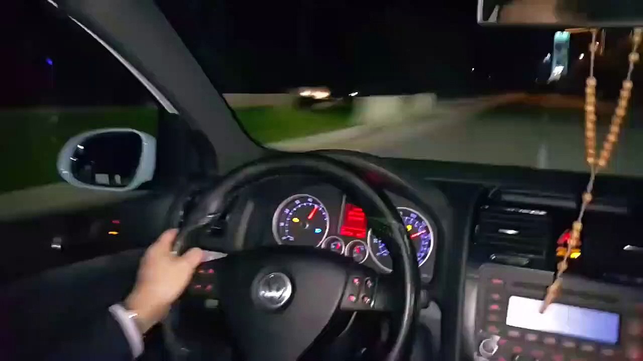 Sur l'autoroute, un homme ne voit pas le bouchon se former devant lui et provoque un énorme accident