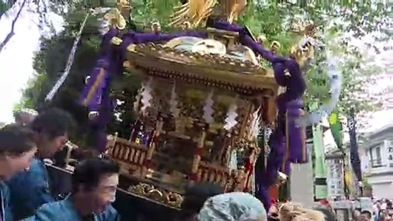 Japaner feiern thronbesteigung von kaiser naruhito