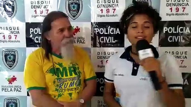 Aluna da Escola João Ursulo entrevista o delegado de Pedras de Fogo