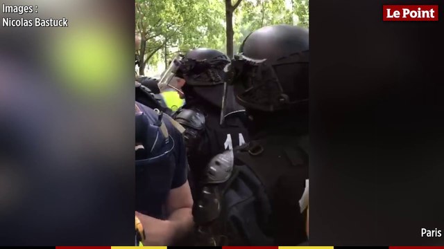 1er mai - Des manifestants scandent : Tout le monde déteste la police