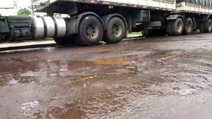 Buraco e carreta estacionada na Rua Manaus, geram reclamação de moradora