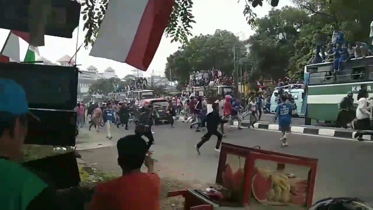 Full..!! video Tawuran Antar Suporter Bola || Di sepanjang Jalan Raya Bogor