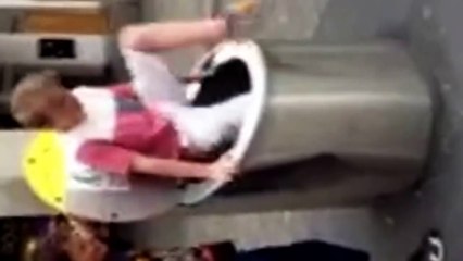 Un gamin veut se cacher dans une poubelle mais il n'a pas vu qu'elle a un double fond...