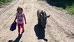 Cette fillette va à l'école avec son bébé rhinocéros... Trop mignon