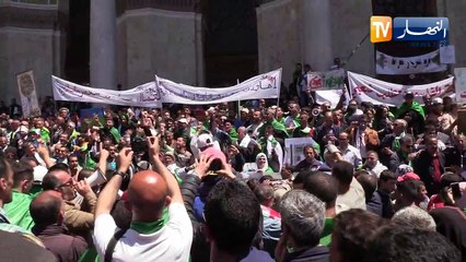 عمال الجزائر.. يدعمون الحراك ويقرأون "الفاتحة" على النظام