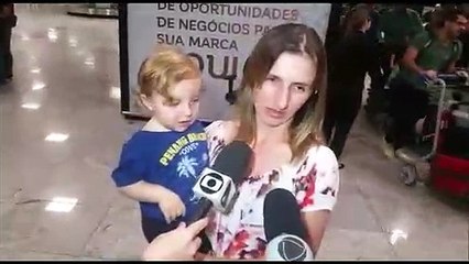 Mãe e o filho Ravi quando desembarcaram  no Aeroporto de Vitória
