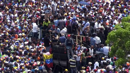 Tải video: Guaidó recibe masivo apoyo y Maduro promete mano dura