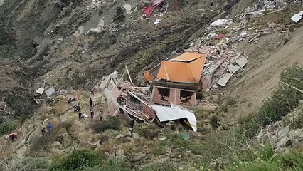 انهيار أرضي يدمر عشرات المنازل في بوليفيا