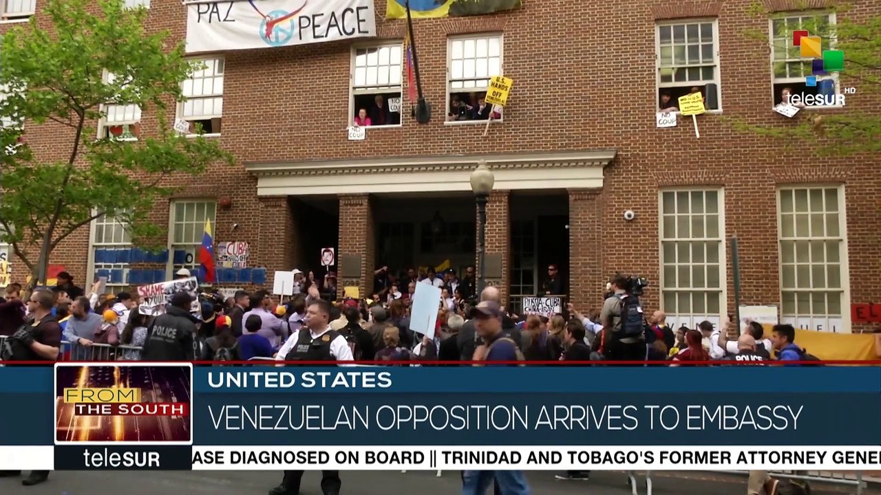Activists in the U.S. protect Venezuelan embassy