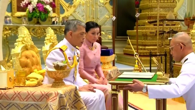 태국 국왕, 대관식 앞두고 근위대장과 결혼 발표 / YTN