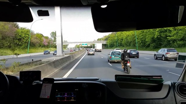 Un bon motard escorte le samu au milieu des bouchons