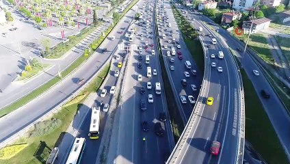 Kamyondan dev camlar yola savruldu, faciadan dönüldü...E-5'te cam trafiği havadan görüntülendi