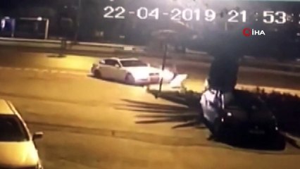 Kartal’da kontrolden çıkan aracın trafik levhasına çarptığı anlar kamerada