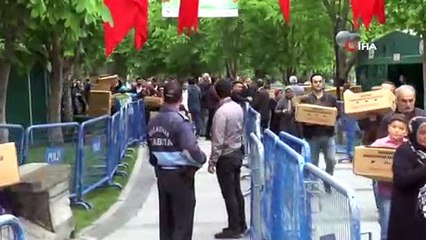 Bedava fide alabilmek için uzun kuyruk oluşturdular