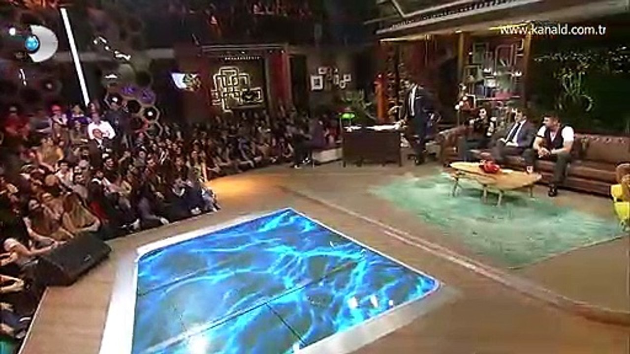 Beyaz Show'da Şota ve Arçil'i Türkçe'den Türkçe'ye çeviren tercüman