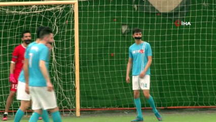 Öğrenciler ağızlarına siyah bant takıp işitme engellilerle dostluk maçı yaptı