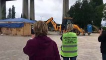 Martigues :  la cabane emblématique des gilets jaunes  démontée par une tractopelle