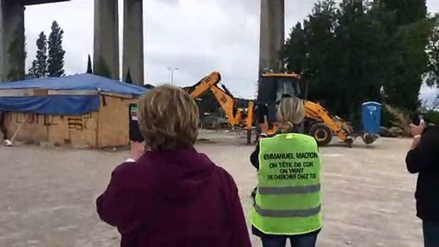 Martigues : la cabane emblématique des gilets jaunes démontée par une tractopelle