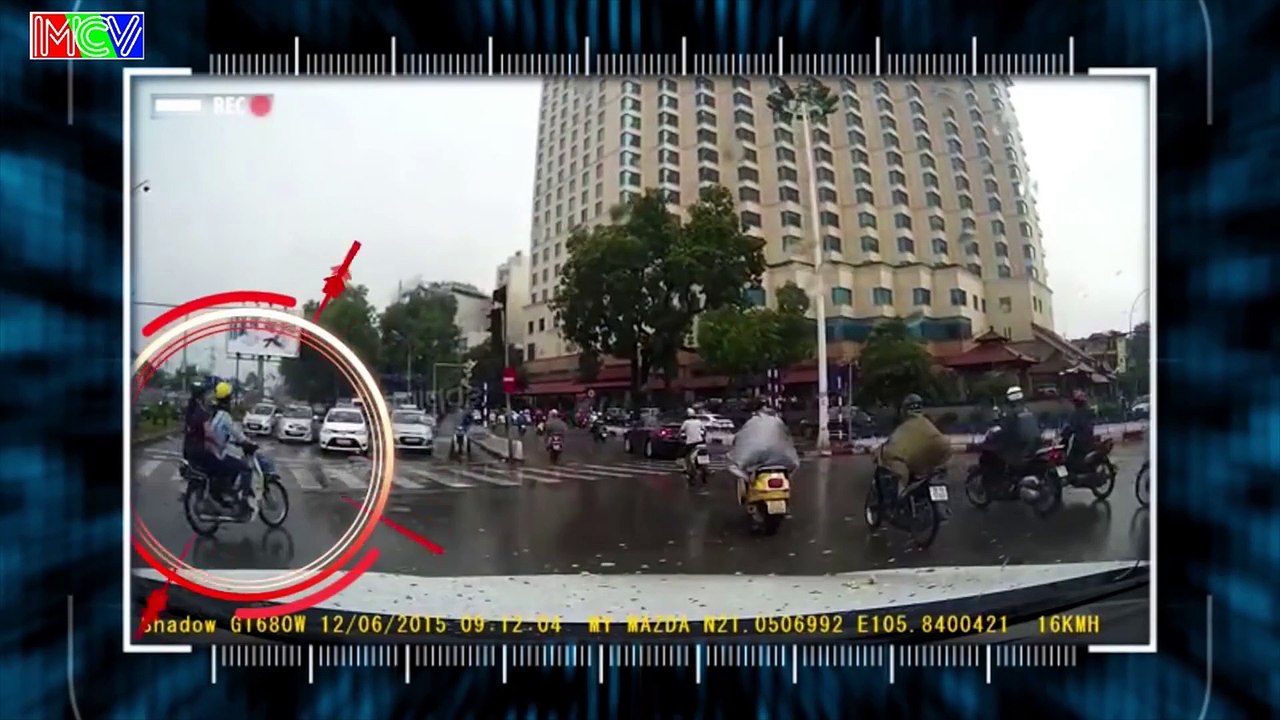 Đi sai luật, ngã nhào trước ô tô, người phụ nữ còn tỏ thái độ lồi lõm, mắng chửi tài xế