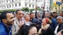 شاهد..مواطنون يحتجون أمام محكمة سيدي أمحمد كل واحد على طريقته الخاصة
