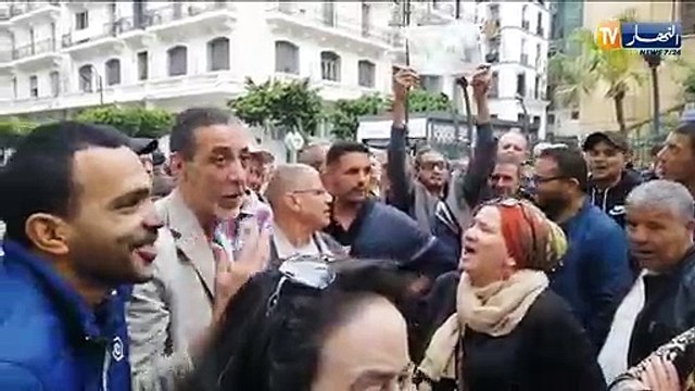 شاهد..مواطنون يحتجون أمام محكمة سيدي أمحمد كل واحد على طريقته الخاصة