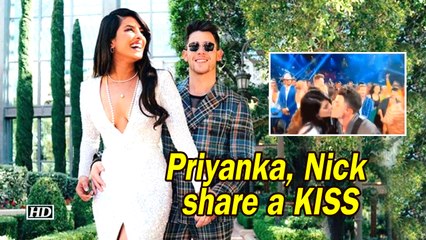 Priyanka, Nick share a kiss | Billboard Music Awards