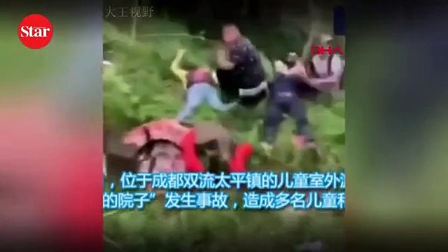 Devasa kaydıraktan yere düştüler!; İşte o korkunç anlar...