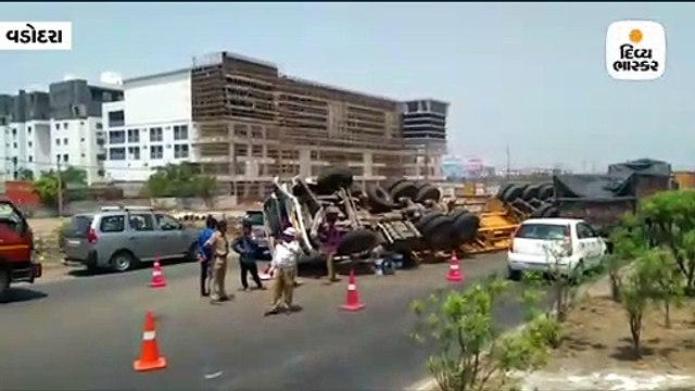 નેશનલ હાઇવે પર ટ્રેલર પલટી જતાં ટ્રાફિક જામ થયો, ડ્રાઇવર ફરાર