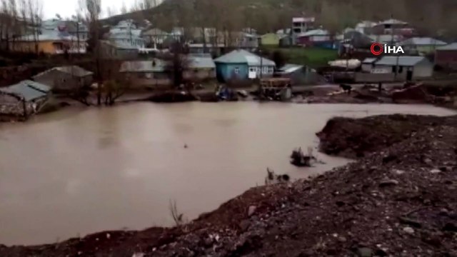 Bingöl'de kar sularının erimesiyle dere taştı, bazı arazi ve ahırlar sular altında kaldı