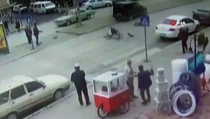 Vatandaşın yardımı da işe yaramadı... Engelli adama yaya yolunda çarptı, o anlar kameraya böyle yansıdı