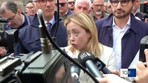 Pensionato ucciso da bulli in Puglia, Giorgia Meloni depone mazzo di fiori 