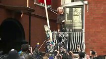 Assange é condenado a 50 semanas de prisão