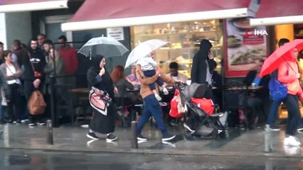 Taksim, aniden bastıran sağanak yağışa teslim oldu