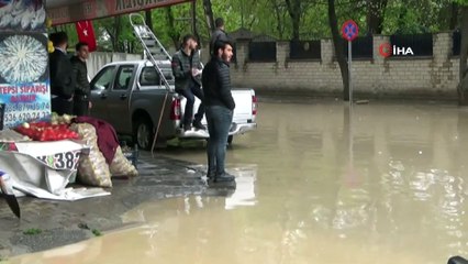 Elazığ'da sağanak yağmur yarım saatte caddeleri  göle döndürdü